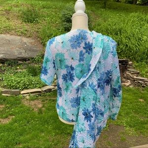 Two piece popcorn top and jacket blue green floral design Guessing L-XL
